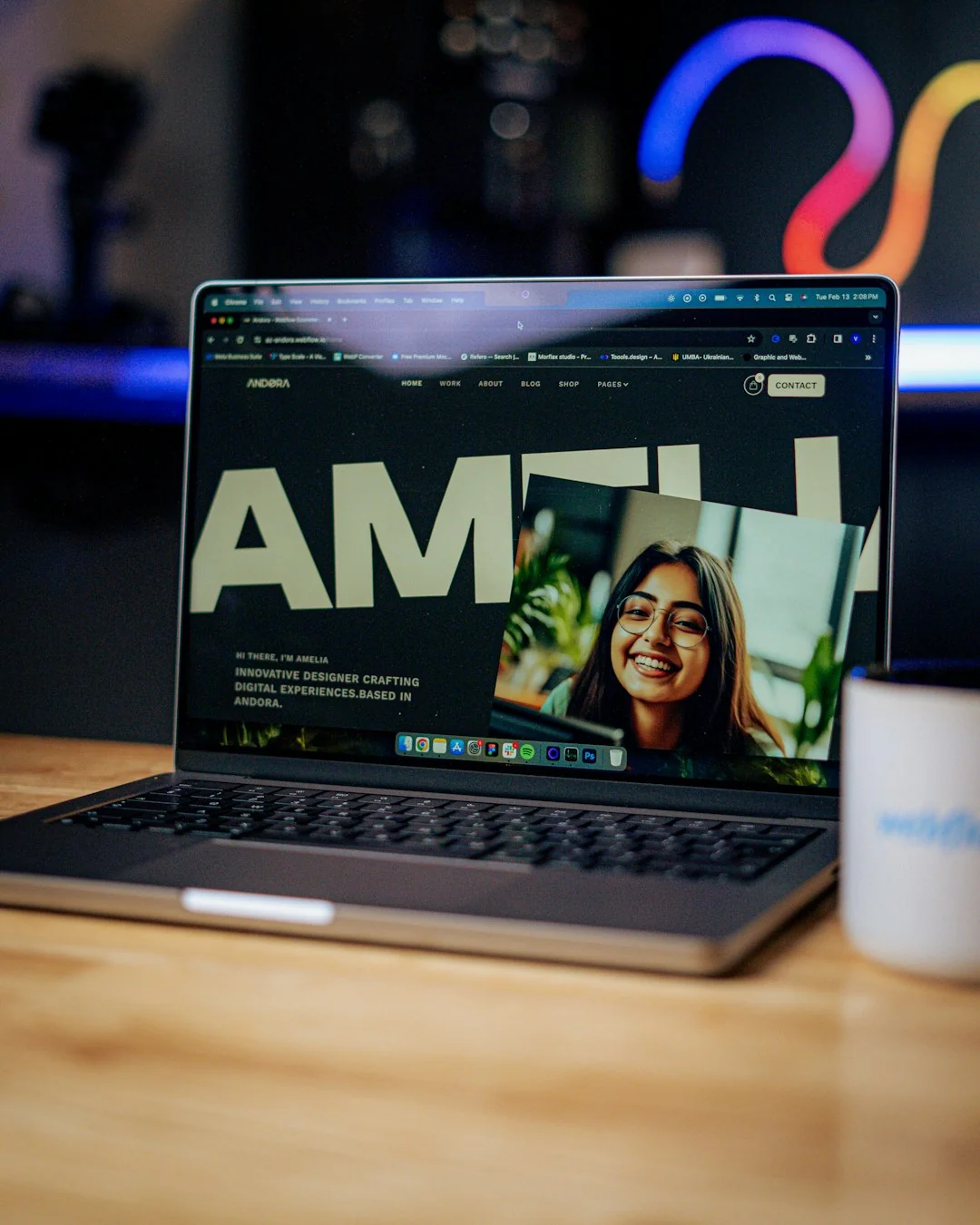 Une maquette de site web affichée sur l’écran d’un MacBook posé sur un bureau de bureau.